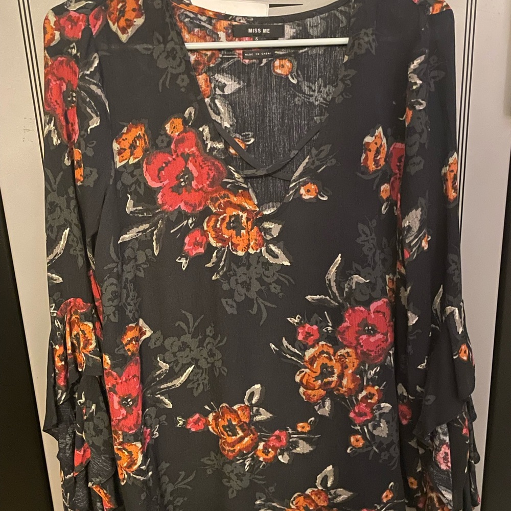 Women’s Miss Me super cute trumpet sleeve blouse